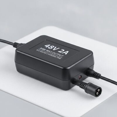Caricabatterie per e-bike da 48V 2A con tempo di ricarica di 4-6 ore e potenza massima di uscita di 84W per biciclette elettriche